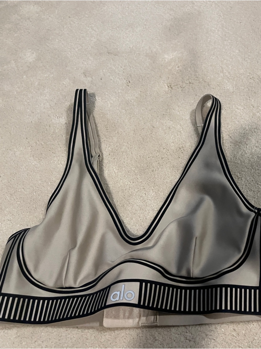 ALO Airlift Line Up Yoga Bra in Gravel Size Medium